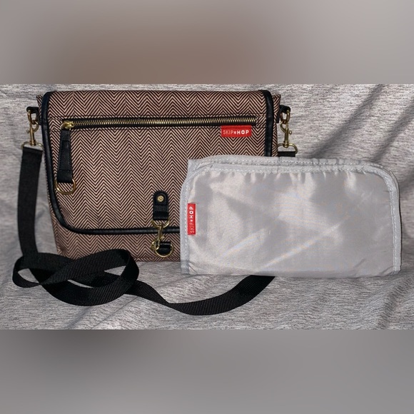 Skip Hop Handbags - Skip*Hop Brown Zig-Zag Diaper Bag With Changing Pad